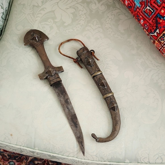 Decorative Moroccan Dagger with Intricate Design - Picture 2 of 3